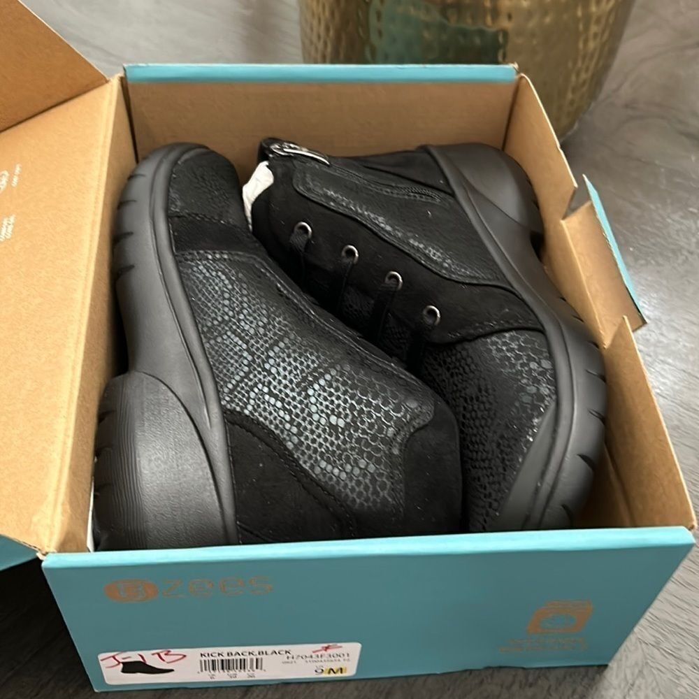 Bzees Kick Back Women's Machine Washable Boots - Picture 2 of 13